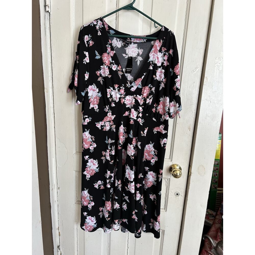 New Torrid Plus Size 3 3X 3XL Black Floral Dress Tie Arm Cute!